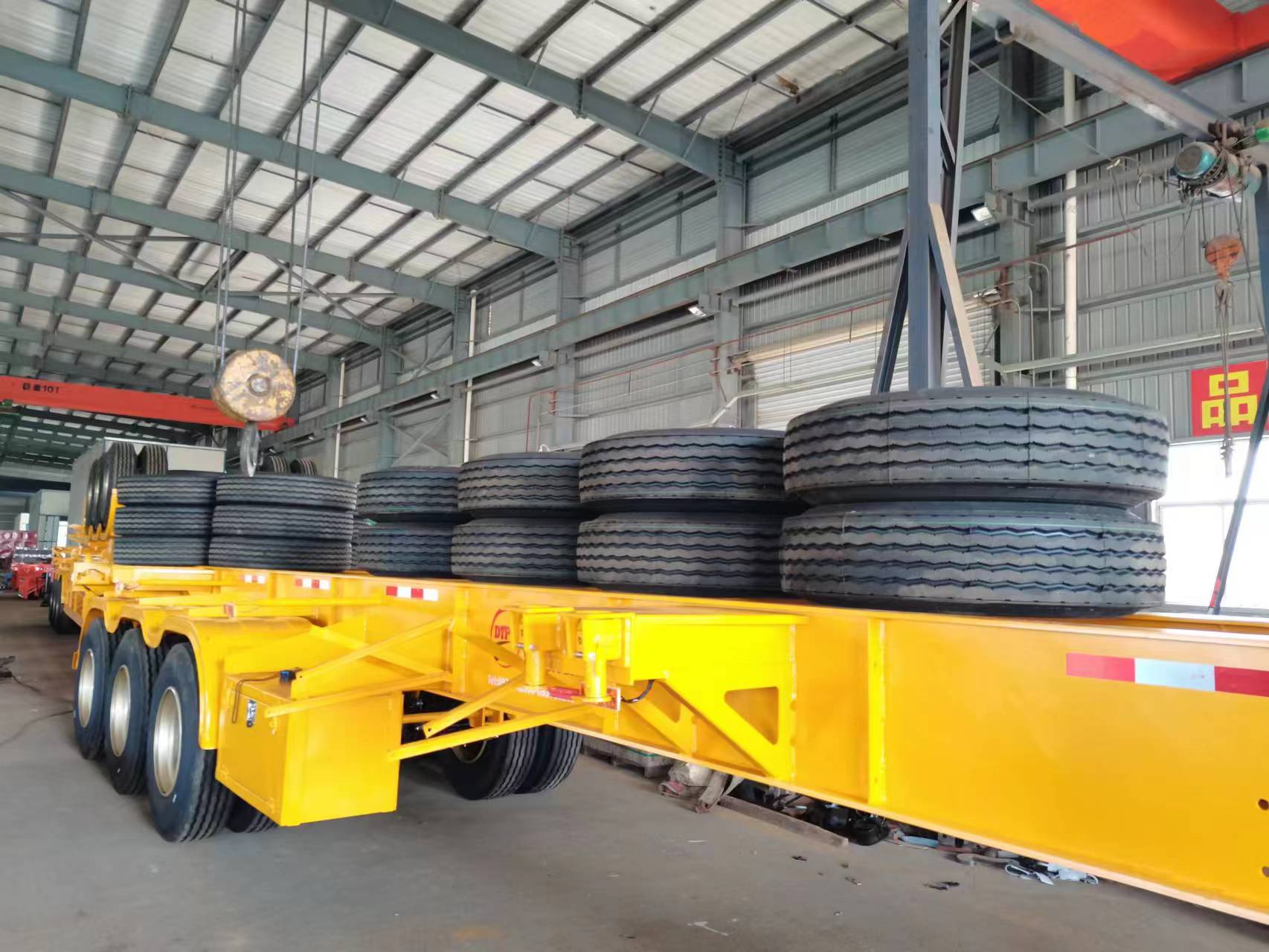 40ft 3 एक्सेल कन्टेनर कंकाल चेसिस डेलिभरीको लागि तयार छ