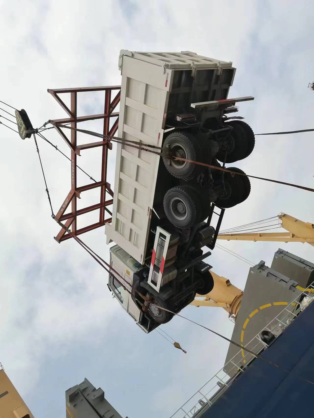 SINOTRUK HOWO 6*4 डम्प ट्रकहरू ढुवानीका लागि तयार छन्